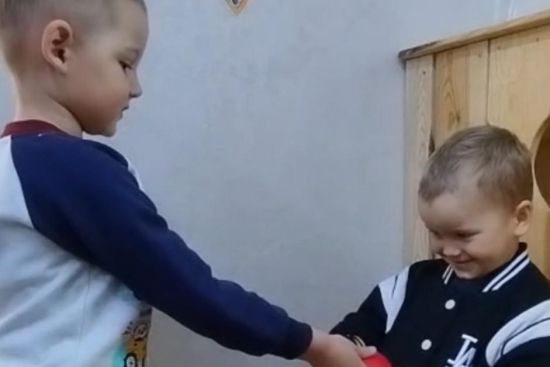 «Играем вместе» (вежливое общение) Цель: формировать навыки дружелюбного общения и умение играть вместе. Материалы: мяч, карточки с «вежливыми словами»